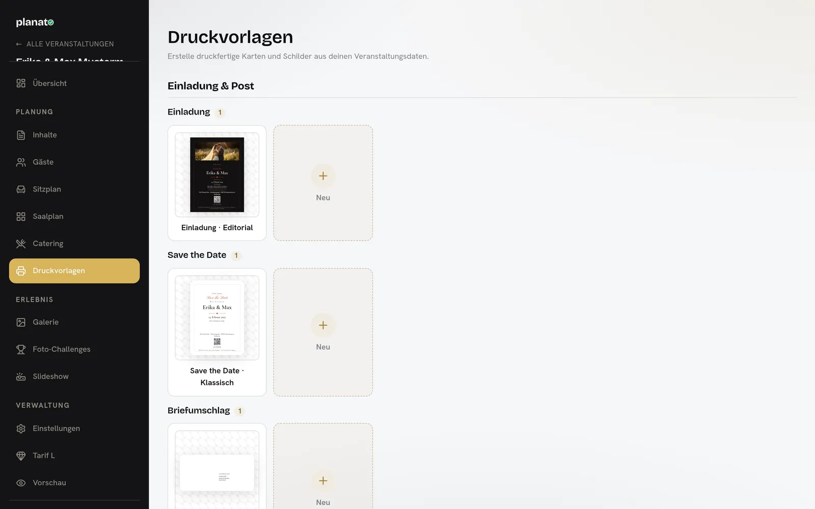 Einladung, Tischkarte und Menükarte im Design deiner Website, personalisiert aus deiner Gästeliste.